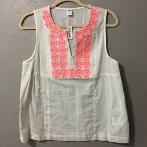 New Old Navy Top Size Medium embroidered Neck